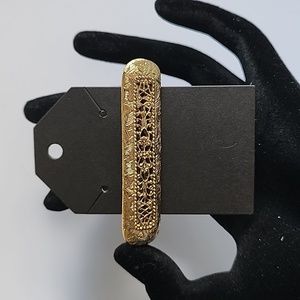 VINTAGE GOLD TONE BROOCH